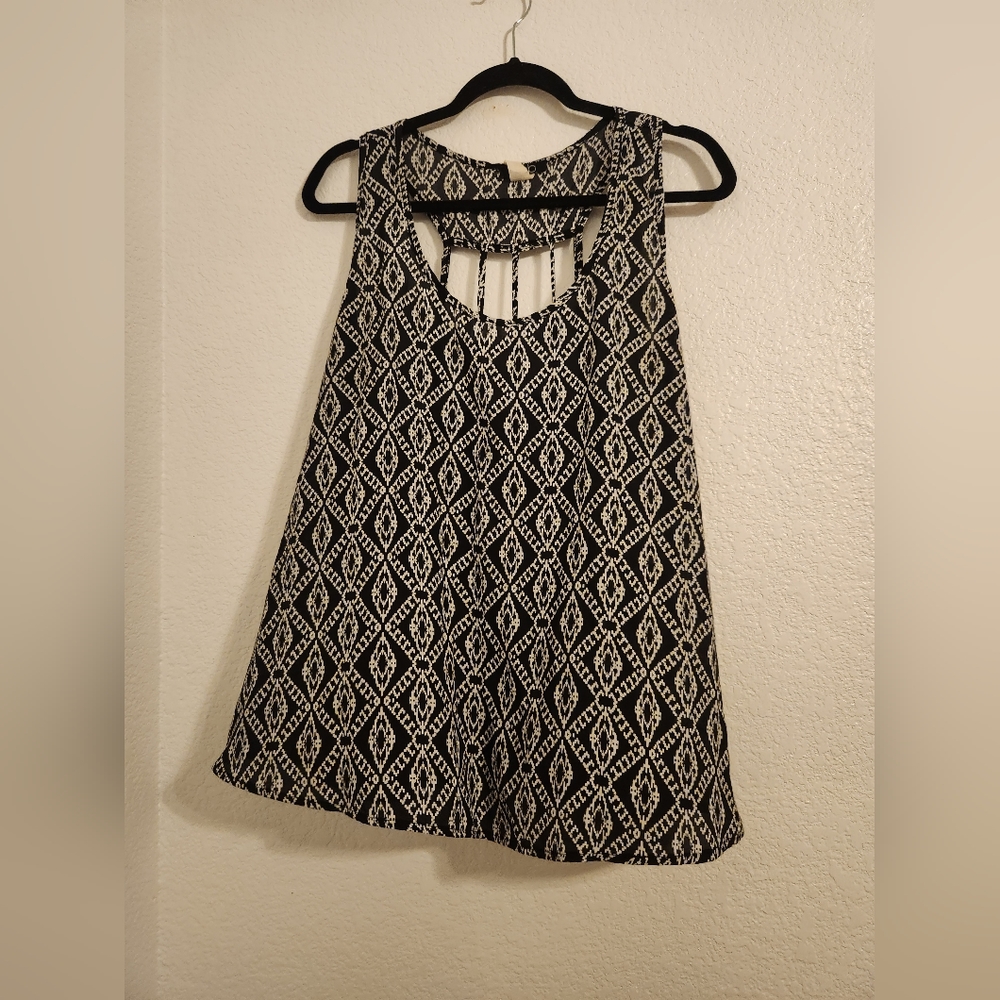 Deb flowy geometric shaped top with cage back Size 3X